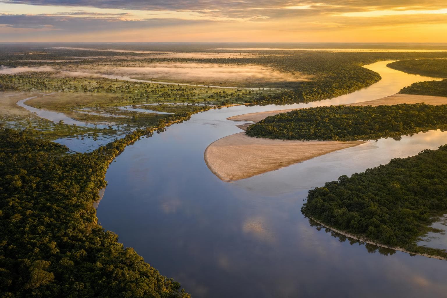 Bacia do rio Araguaia ao amanhecer — região de origem dos povos Carajá